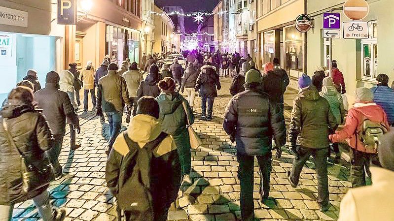 Demonstrierende treffen sich zu einem nicht angemeldeten sogenannten „Spaziergang“ in der Cottbuser Innenstadt. Foto: Frank Hammerschmidt/dpa-Zentralbild/dpa