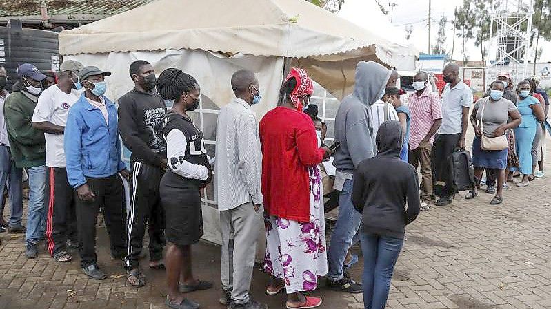 Menschen stehen Schlange vor einem Corona-Impfzentrum in Nairobi, Kenia. Foto: Brian Inganga/AP/dpa