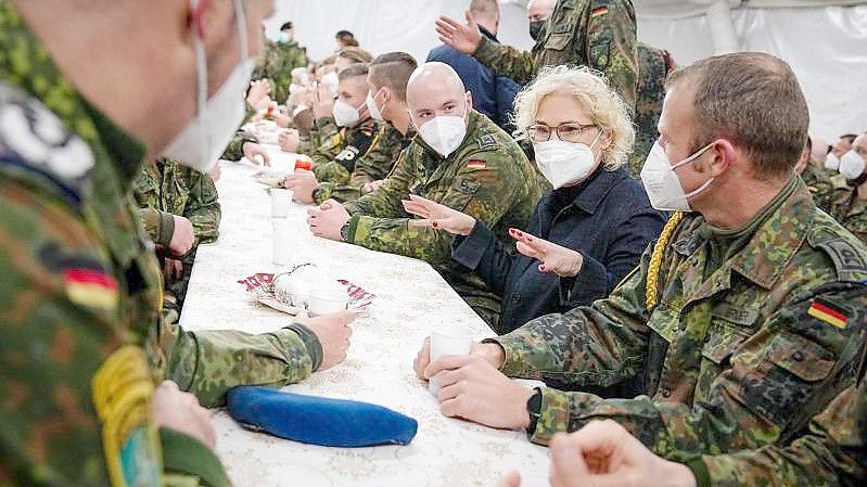 Verteidigungsministerin Christine Lambrecht spricht mit deutschen Soldaten des Nato-Kampfverbandes in Litauen. Foto: Kay Nietfeld/dpa