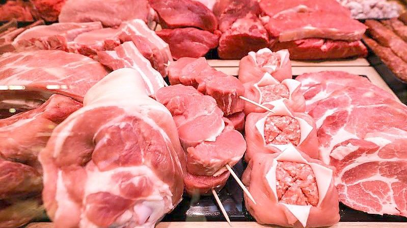 Verschiedene Sorten Fleisch liegen in einem Supermarkt. Die Preise für Fleisch sind zuletzt kräftig gestiegen. Foto: Jan Woitas/dpa-Zentralbild/dpa
