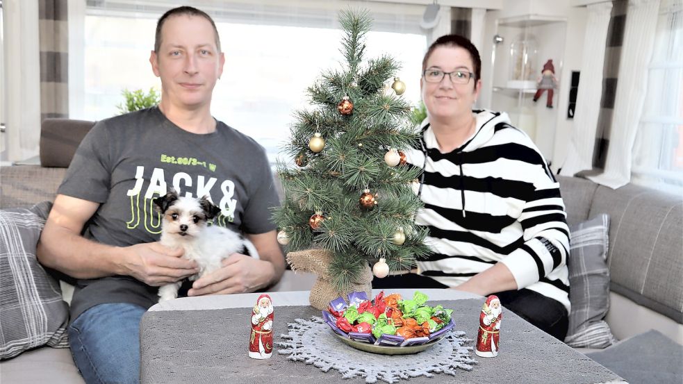 Für das Ehepaar Kerstin und Ludger Brodale mit Hund Sammy ist das Wohnmobil das neue Zuhause, wo sie zum ersten Mal Weihnachten feierten. Foto: Passmann