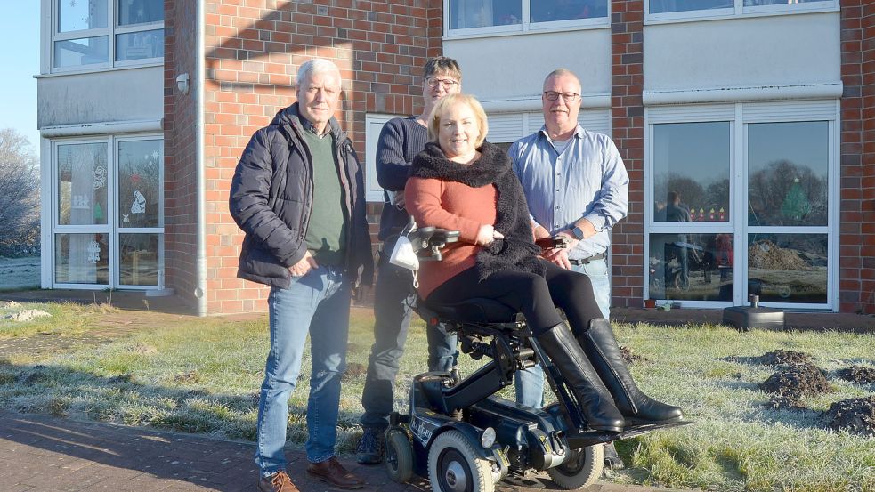 Der Vorsitzende des Fördervereins KIDS zugunsten der Facheinrichtung für Intensivpflege FIP, Johannes Budde (von links), der Leiter der FIP, Volker Bley, und sein Stellvertreter Rolf Kornblum, sowie die Sozialarbeiterin der Einrichtung, Silke Eckel, freuen sich über die große Resonanz, die die GA-Weihnachtsaktion hervorgerufen hat. Foto: Fertig