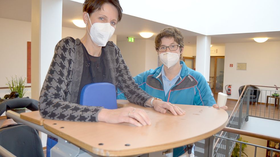 Das Therapeutenteam bemüht sich, den Patienten ein Stück Alltag zu ermöglichen. Hier steht Sabine Peters-Hempen neben ihrer Kollegin Stefanie von Garrel in einem Freistehbarren. Mit diesem Gerät arbeiten sie zusammen mit den Patienten. Foto: Fertig