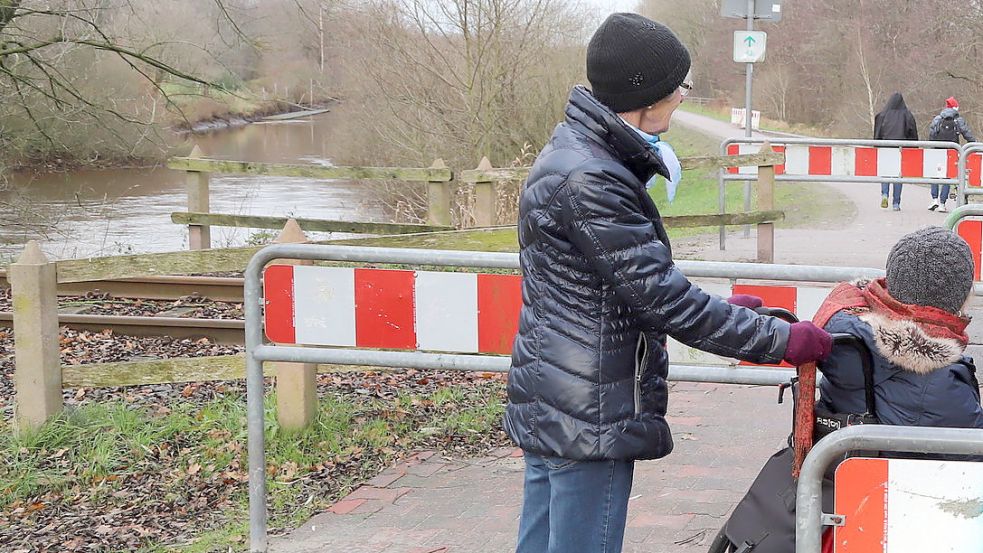 Die Gemeinde Barßel bemüht sich um Barrierefreiheit auf ihren Wegen und Straßen. Darauf wurde auch beim gerade sanierten Deichwanderweg entlang der Soeste geachtet. Foto: Passmann