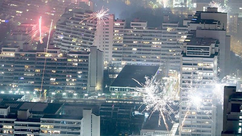 Feuerwerksraketen explodieren zwischen Wohnhäusern. In diesem Jahr wurde erneut ein Verkaufsverbot für Feuerwerkskörper erlassen. Foto: Matthias Balk/dpa