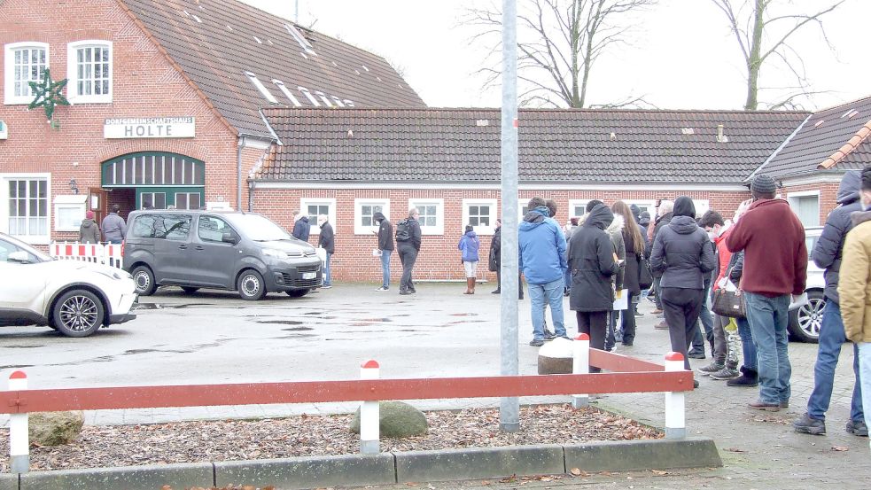 Vor dem Dorfgemeinschaftshaus in Holte standen viele Impfwillige an. Fotos: Scherzer