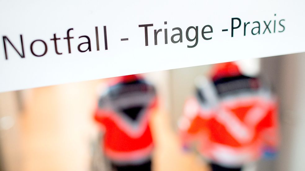 Die Aufschrift „Notfall-Triage-Praxis“ steht auf einem Hinweisschild in einer Klinik. Foto: Hauke-Christian Dittrich/dpa