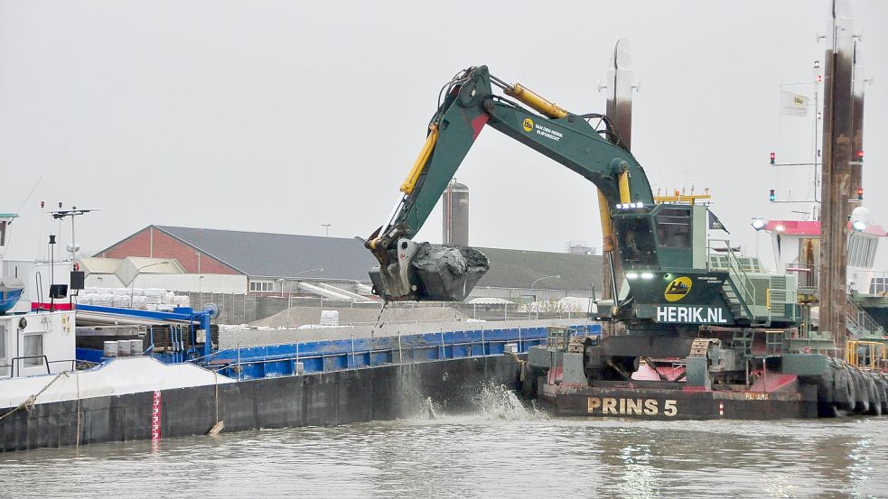 Schaufel für Schaufel hat ein Bagger den Schlick aus dem Leeraner Industriehafen geholt. Foto: Wolters