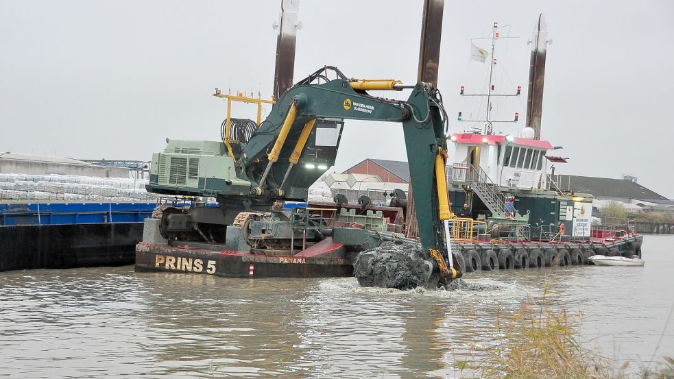 Der Bagger stand auf dem Stelzen-Ponton Prins 5, der mittlerweile wieder in seinen Heimathafen Sliedrecht in den Niederlanden steht. Foto: Wolters
