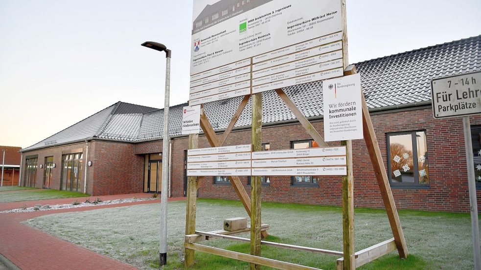 Die Schule in Veenhusen wird für den Ganztagsbetrieb umgebaut und erweitert. Foto: Stromann