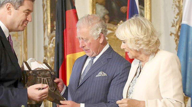 „Servus“: Prinz Charles und seine Frau, Herzogin Camilla, zu Gast beim bayerischen Ministerpräsidenten Markus Söder (l). Foto: Matthias Schrader/AP/Pool/dpa