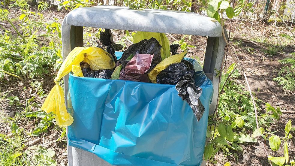 Hier geht nix mehr: Randvolle Mülleimer mit Hundekotbeuteln – wie hier hinter der Greta-Schoon-Schule – sorgen immer wieder für Unverständnis bei Weeneranern. Nicht nur Hundebesitzer ärgern sich, dass die Mülleimer nicht häufiger geleert werden und tun ihren Unmut auf Facebook kund. Foto: Gettkowski