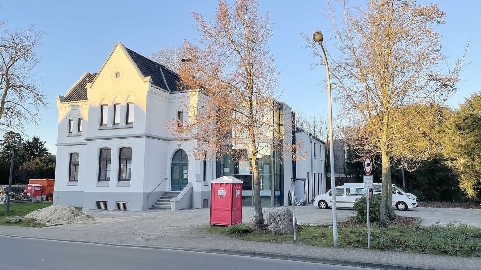 Gelungenes Ensemble: Der gläserne Anbau funktioniert mit dem historischen Altbau der ehemaligen Amtsrichtervilla. Anfang des Jahres soll das Gebäude an das AMG übergeben werden. Foto: Stix