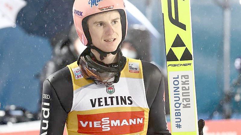 Nach einem Ruhetag greift Karl Geiger in Garmisch wieder nach dem Spitzenplatz. Foto: Daniel Karmann/dpa