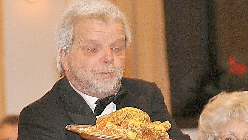Werner Tschuschke in seiner Paraderolle: Gemeinsam mit Gunda Winterboer spielte er 30 Jahre lang „Dinner for one up Platt“. Foto: Wolters/Archiv
