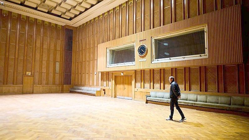 Christian Block geht durch den Sendesaal 2 im ehemaligen Sendehaus des DDR-Rundfunks. Foto: Annette Riedl/dpa