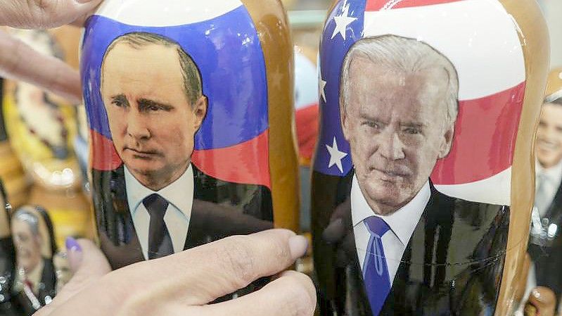 Auf traditionellen russischen Holzpuppen (Matrjoschkas) sind Russlands Präsident Wladimir Putin (l) und US-Präsident Joe Biden zu sehen. Foto: Pavel Golovkin/AP/dpa