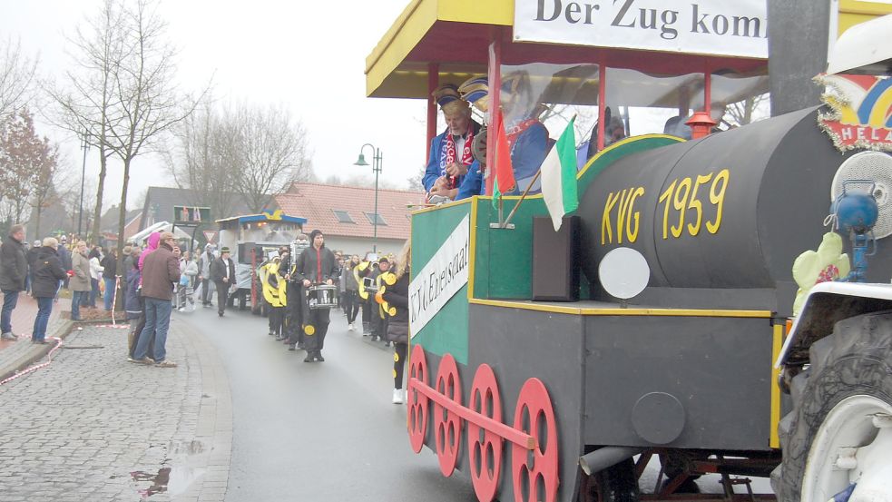 Einen langen, bunten und fröhlichen Karnevalsumzug wie hier auf dem Archivbild aus dem Jahr 2017 wird die Ramsloher Karnevalsgesellschaft in diesem Jahr nicht veranstalten. Corona und die Maßnahmen dagegen verhindern es. Archivfoto: Fertig