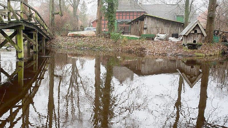 In diesem Haus in Fischerhude wurden diese Woche zwei Menschen tot aufgefunden. Foto: Julian Stratenschulte/dpa