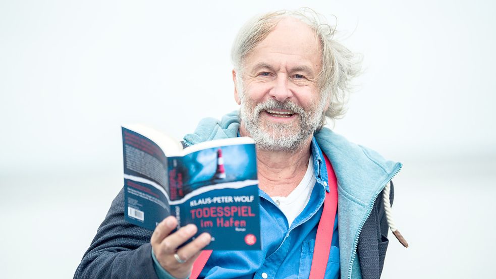 Der Krimiautor Klaus-Peter Wolf lässt seine Mord-Geschichten gerne in Ostfriesland spielen. Foto: Assanimoghaddam/dpa