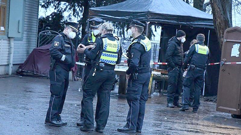 Einsatzkräfte der Polizei stehen vor dem Gebäude der Drogenberatung in Hamburg. Foto: Tiedemann/vifogra/dpa