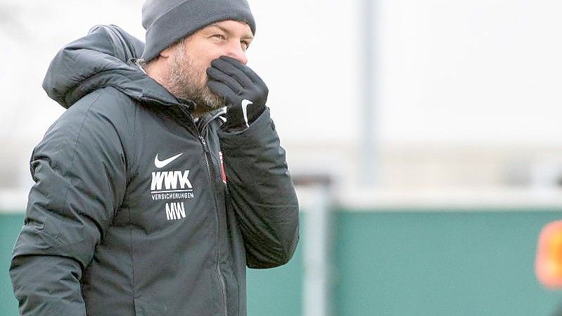 Augsburgs Coach Markus Weinzierl beim Trainingsauftakt. Foto: Stefan Puchner/dpa