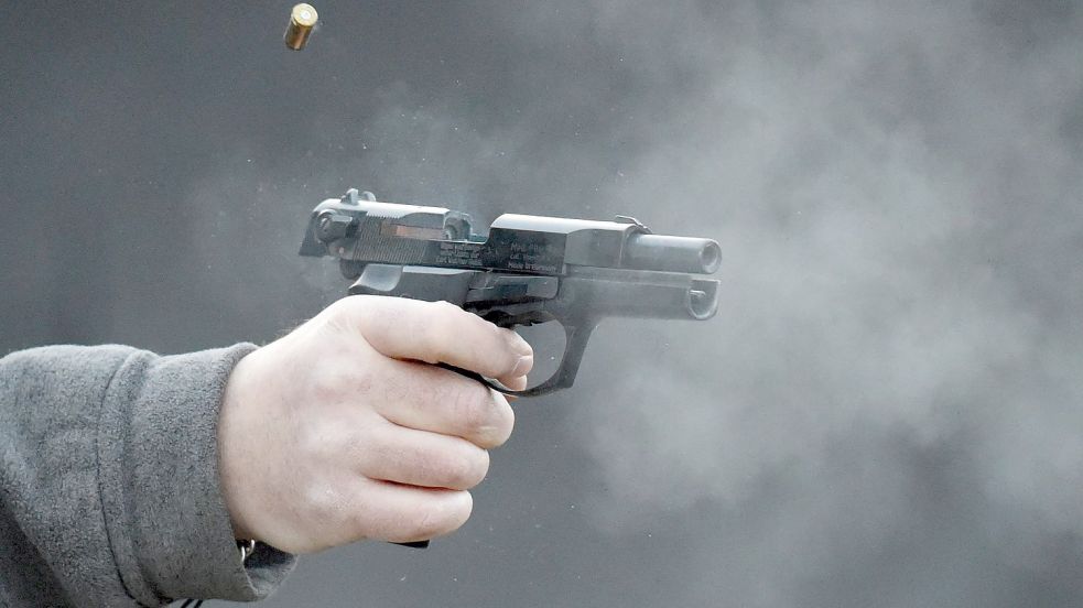 Mit einer Schreckschusspistole hat sich ein 18-Jähriger in Bremen selbst in die Hand geschossen. Foto: Symbolfoto: Carsten Rehder/dpa