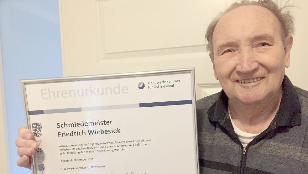Stolz zeigt Friedrich Wiebesiek aus Ditzum eine Ehrenurkunde, die er im Dezember 2017 anlässlich seines 60-jährigen Meisterjubiläums erhalten hat. Foto: Schneider-Berents