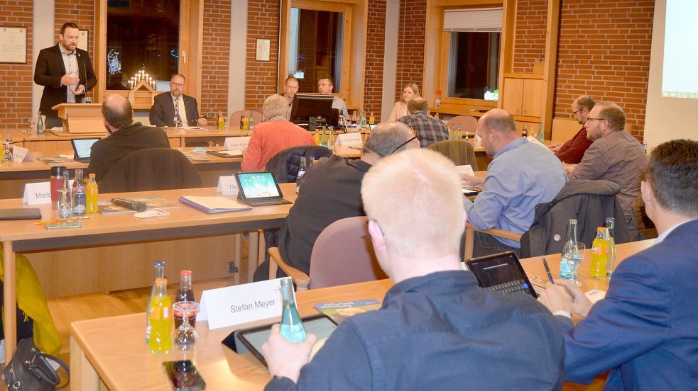 Der Saterländer Gemeinderat in seiner Sitzung am 20. Dezember im Rathaus in Ramsloh. Vor Sitzungsbeginn hatte Ratsvorsitzender Jens Immer (stehend) das AfD-Ratsmitglied Jan Reiners daran gehindert, den Saal zu betreten, weil Reiners einen Pullover mit dem Aufdruck ACAB trug. Der Schriftzug wird von vielen als Abkürzung für den englischen Spruch "All cops are bastards" verstanden und damit als Beleidigung von Polizisten. Foto: Fertig
