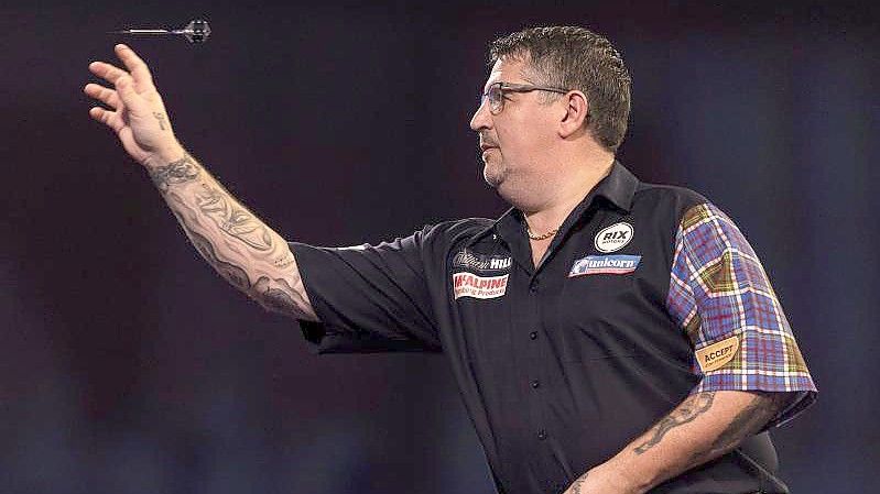 Steht nach dem Sieg über Rob Cross im WM-Viertelfinale: Gary Anderson in Aktion. Foto: Steven Paston/PA Wire/dpa