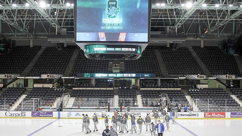 Die Weltmeisterschaft der Eishockey-Junioren ist nach zahlreichen Corona-Fällen abgebrochen worden. Foto: Jeff Mcintosh/The Canadian Press/AP/dpa