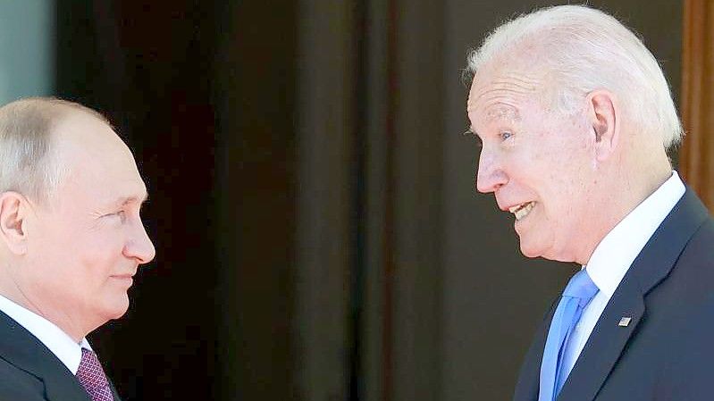 Der russische Präsident Wladimir Putin (l) und US-Präsident Joe Biden bei einem Treffen im Juni in Genf. (Archivbild). Foto: Denis Balibouse/Pool Reuters/dpa