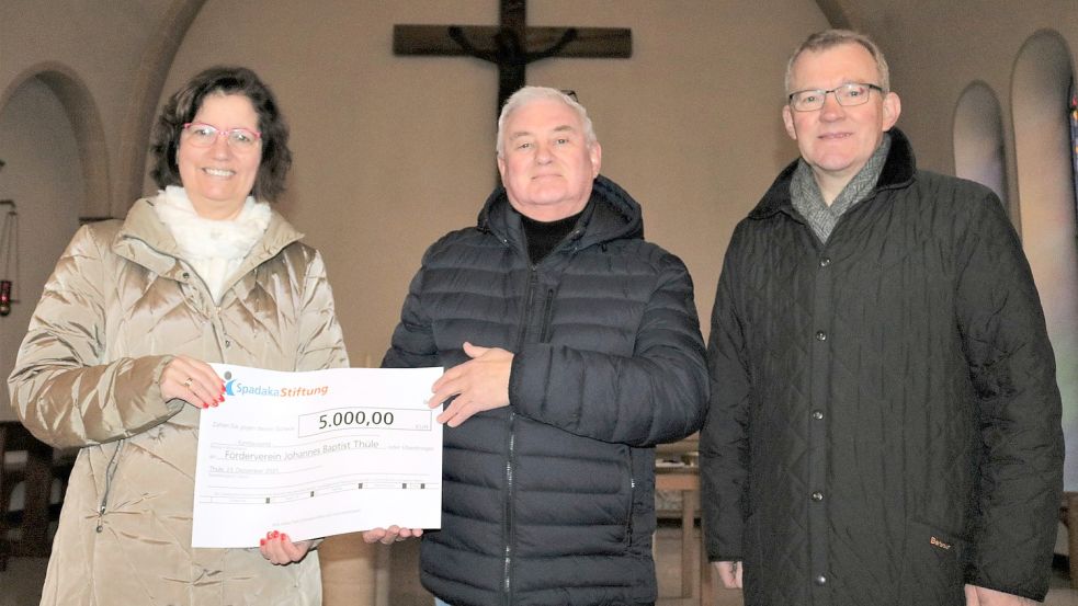 Von der Spadaka-Stiftung Friesoythe gab es für die Sanierung der Thüler Kirche St.-Johannes-Baptist eine großzügige Spende (von links Maria Schrand, Kuratoriumsmitglied der Spadaka Stiftung, Antonius Rolf-Wittlake, Vorsitzender des Bauausschusses der Kirchengemeinde, Nikolaus Hüls, Vorstand der Spadaka-Stiftung. Foto: Passmann