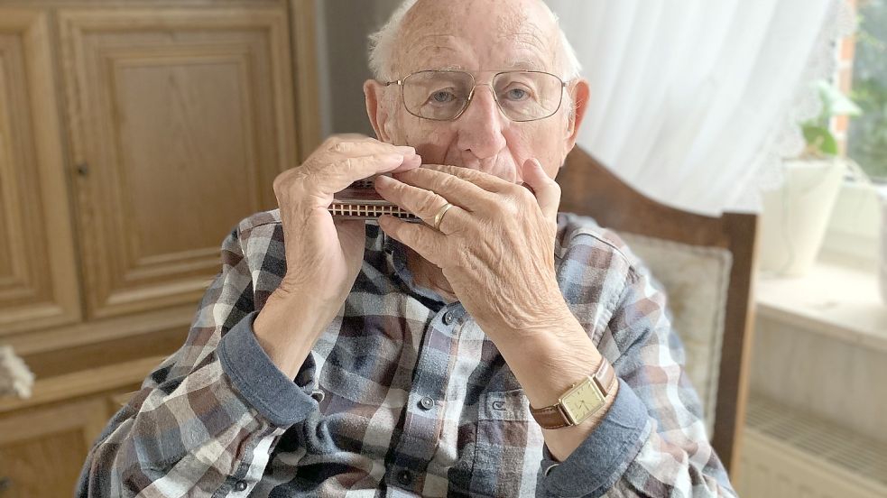 Anton-Erich Brandt spielt oft, gut und gerne Mundharmonika. Der 94-jährige Ihrhover hofft, dass er bald wieder mit seiner Band Mare auftreten kann. Fotos: Privat