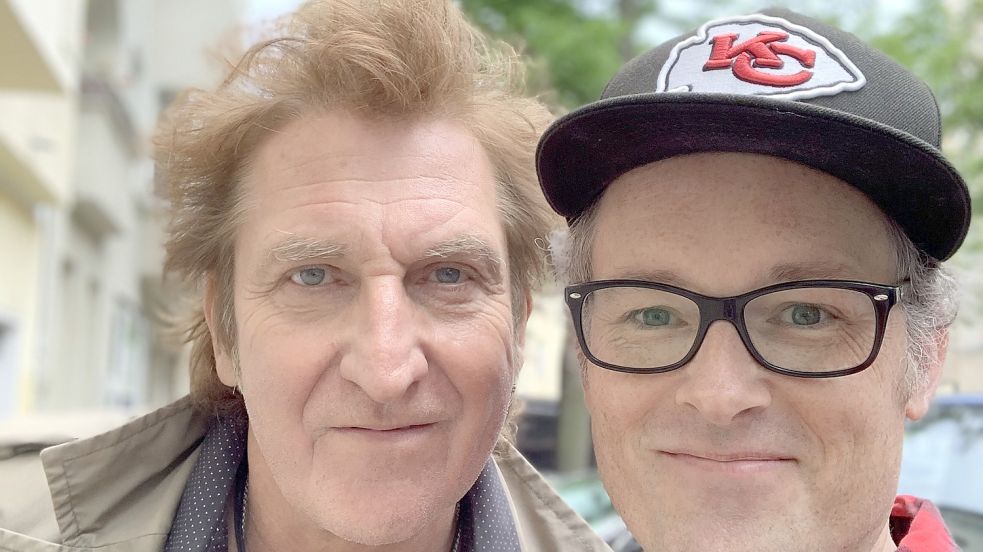 Der Gitarrist und Produzent Carl Carlton (links) und der Schriftsteller Jan Brandt kommen beide aus Ihrhove und kennen sich gut. Im Mai trafen sie sich in Berlin.