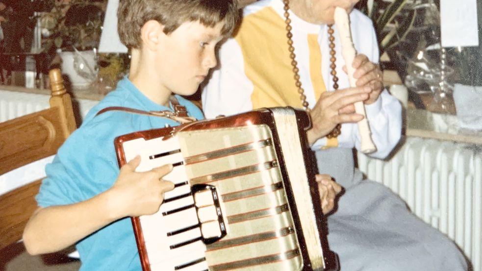 Jan Brandt im Duett mit seiner Tante Lilo. Doch lange währte sein Freude, zu musizieren, nicht.