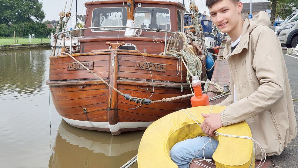 Tom Tietze (17) zeigt Anfang September den Rettungsring, der ihm geholfen hat, den Oberkörper des bewusstlosen Mannes über Wasser zu halten. Foto: Gettkowski/Archiv