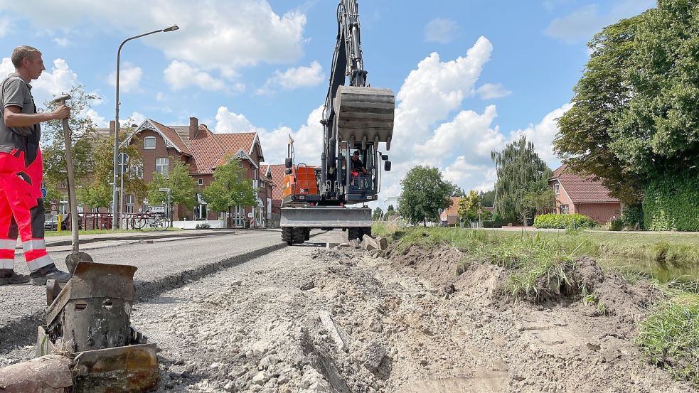 Sommer 2021: Der Rajen in Rhauderfehn wird auf eineinhalb Kilometern saniert. Foto: Janßen/Archiv