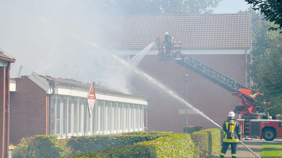 Insgesamt 100 Feuerwehrleute aus der Gemeinde Rhauderfehn rücken zum Brand der Collinghorster Grundschule aus. Foto: Weers