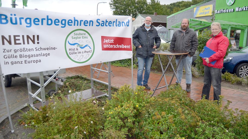 Für das Bürgerbegehren im Saterland gegen die Ansiedlung von Gülleverwertern am c-Port sammelten (von links) Thomas Bickschlag, Carsten Ambacher und Walter Hußmann Unterschriften – hier vor dem Raiffeisenmarkt in Scharrel. Es reicht für einen Bürgerentscheid. Foto: Fertig