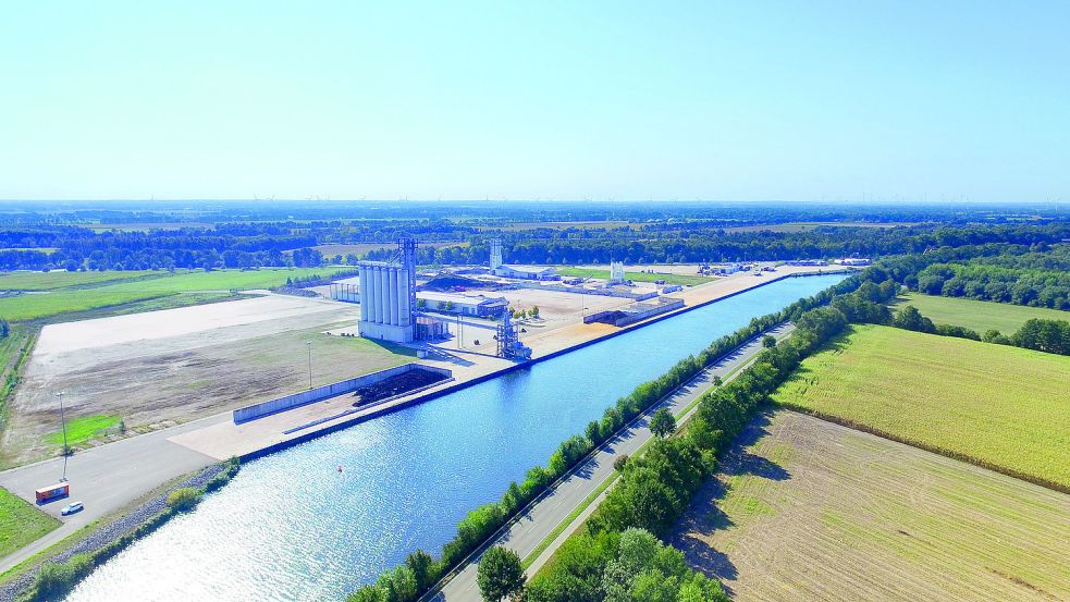 Der interkommunale Industriepark c-Port braucht eine neue Geschäftsführung: Vom bisherigen Geschäftsführer trennte sich der Zweckverband, weil der Mann 64-mal in die Kasse der Rhauderfehner Feuerwehr gegriffen hatte und sich dafür vor Gericht verantworten muss.