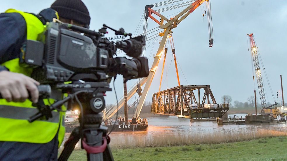 Mit tonnenschweren Wasserbehältern wurde die Brücke am Tragegeschirr des Schwimmkrans hängend ins Gleichgewicht gebracht. Foto: Ortgies