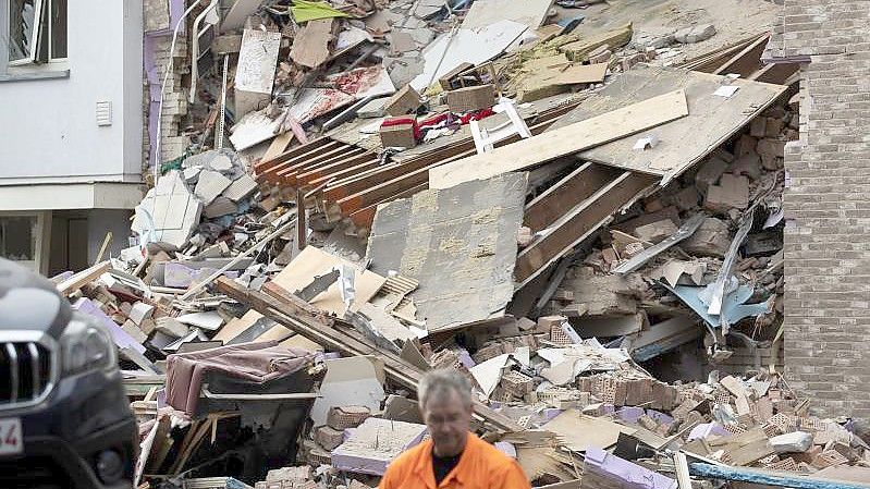 Eine Rettungskraft am Ort der Explosion im belgischen Turnhout. Foto: Kristof Van Accom/BELGA/dpa