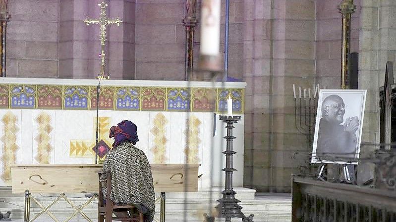 Mpho Tutu sitzt am Sarg ihres Vaters, des emeritierten anglikanischen Erzbischofs Desmond Tutu. Foto: Nic Bothma/Pool EPA/AP/dpa