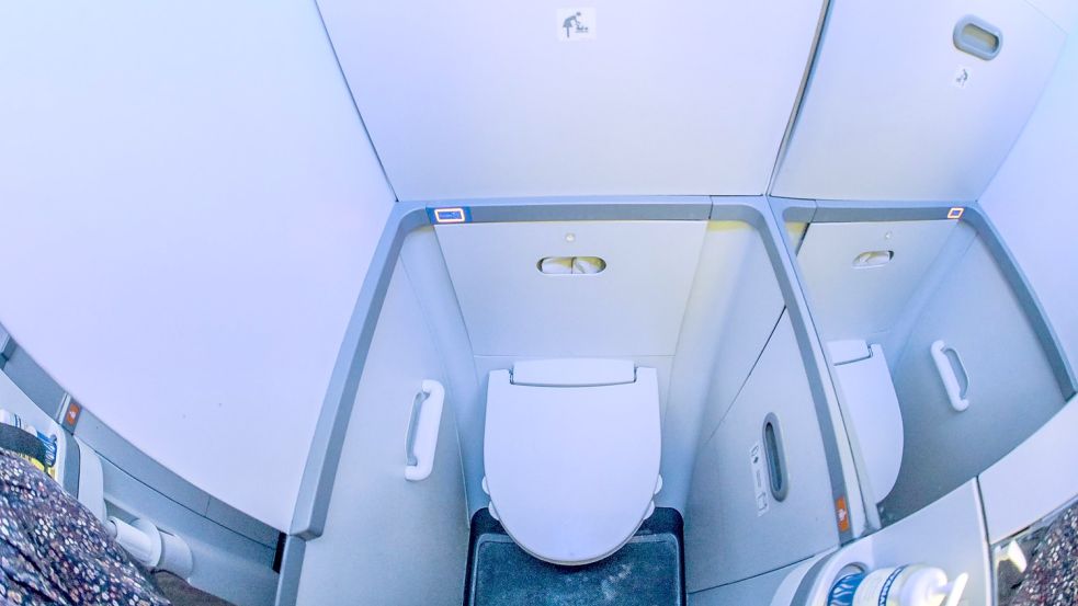 Wegen eines positiven Corona-Schnelltests hat sich eine junge Frau an Bord eines Flugzeugs in Isolation auf die Bordtoilette begeben. Foto: imago images/Schöning