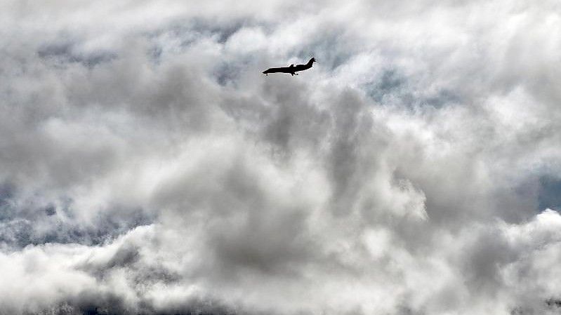 Die US-Luftfahrtbehörde FAA befürchtet, die 5G-Technik könnte zu Interferenzen mit bestimmter Flugzeugelektronik führen. Foto: Richard Vogel/AP/dpa