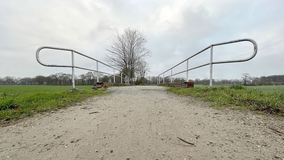 Die Brücke nahe des Kleirigern Weges am Wanderweg ist eine der ältesten in Rhauderfehn. Sie muss bald saniert werden. Foto: Hellmers