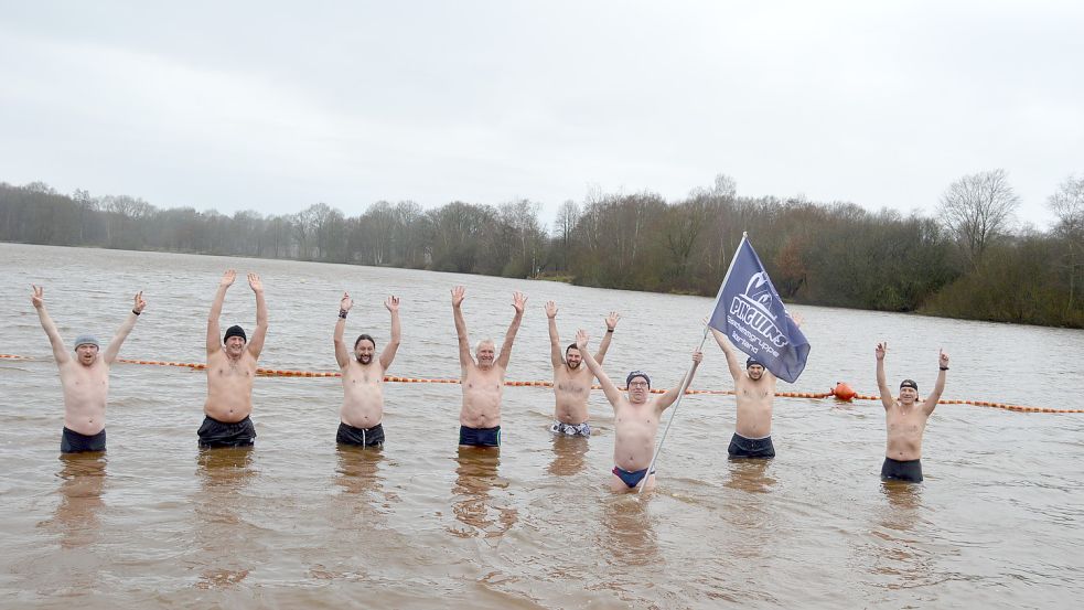 Bei Dauerregen und sechs Grad Wassertemperatur am Hollener See: Die Mitglieder der Eisschwimmer-Gruppe „Pinguine“ freuen sich über ihr erstes Badeerlebnis im neuen Jahr. Foto: Weers
