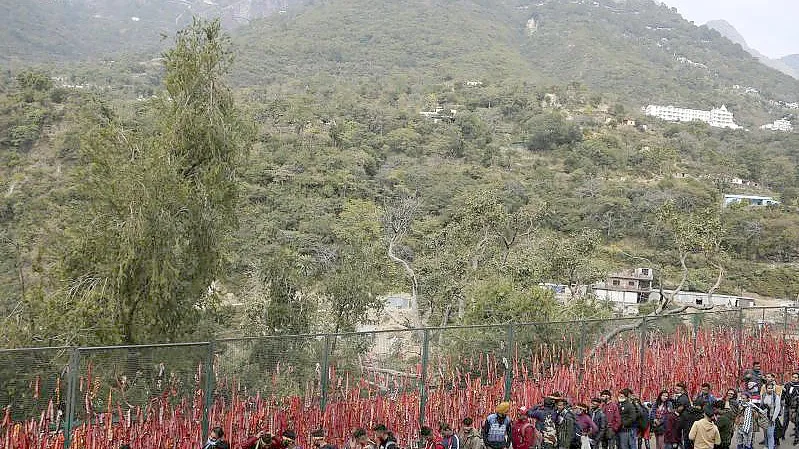 Hinduistische Gläubige stellen sich nach einer tödlichen Massenpanik in einer Reihe auf, um zur heiligen Höhle des Mata Vaishnav Devi-Schreins zu wandern. Foto: Channi Anand/AP/dpa