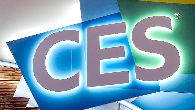 Das Logo der Technik-Messe CES ist im Las Vegas Convention Center zu sehen. Foto: Andrej Sokolow/dpa